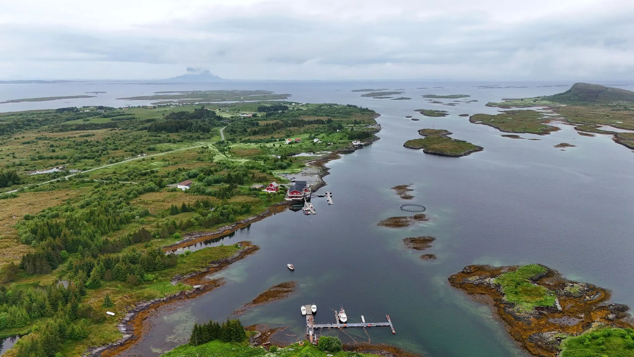 Luftfoto over Vandve med øyer, sund og grønne holmer